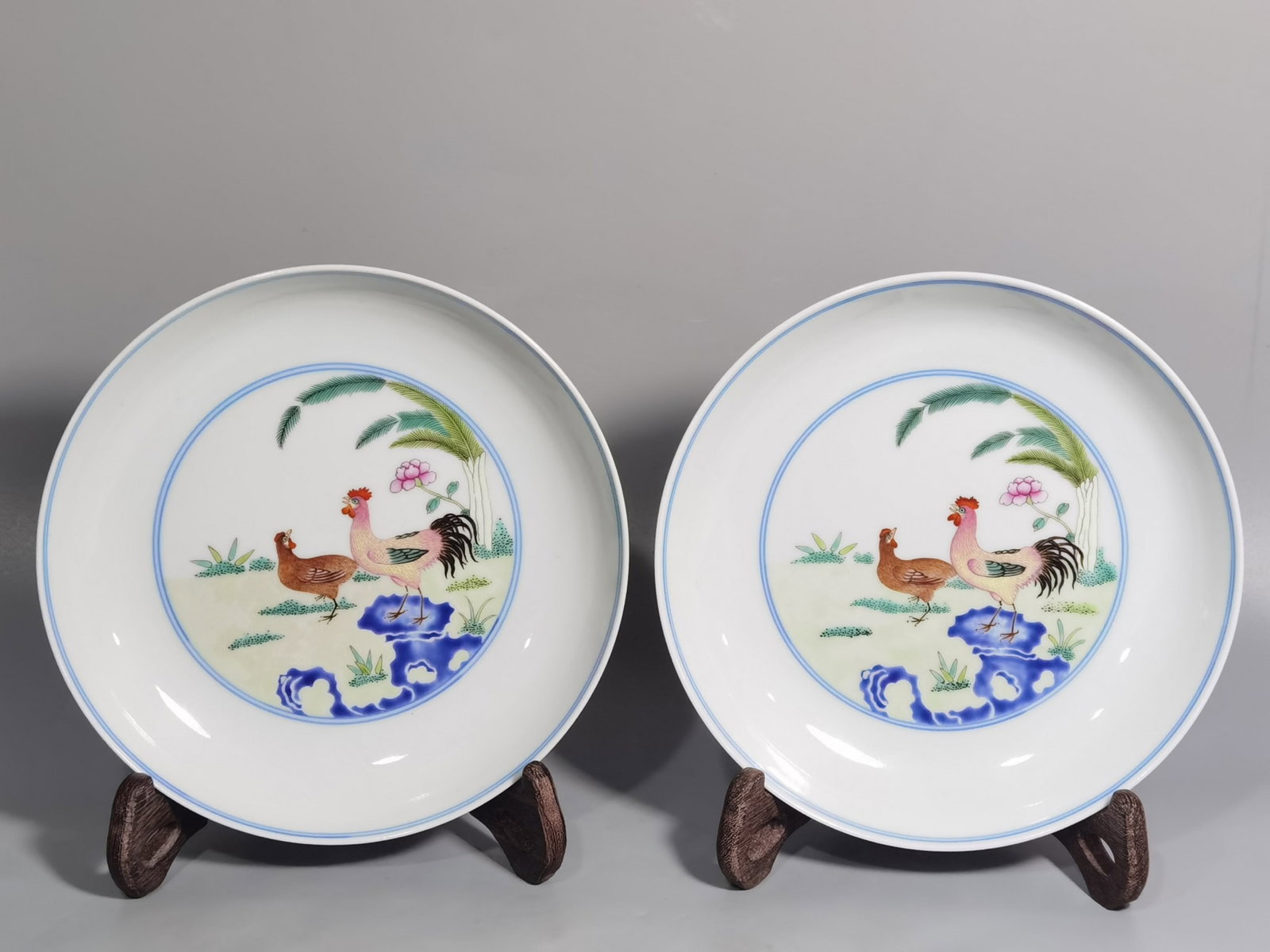 A Pair of Chinese Famille-Rose Porcelain Plates: A Pair of Chinese Famille-Rose Porcelain Plates. Diam. 16.2cm, Ht. 3.3cm