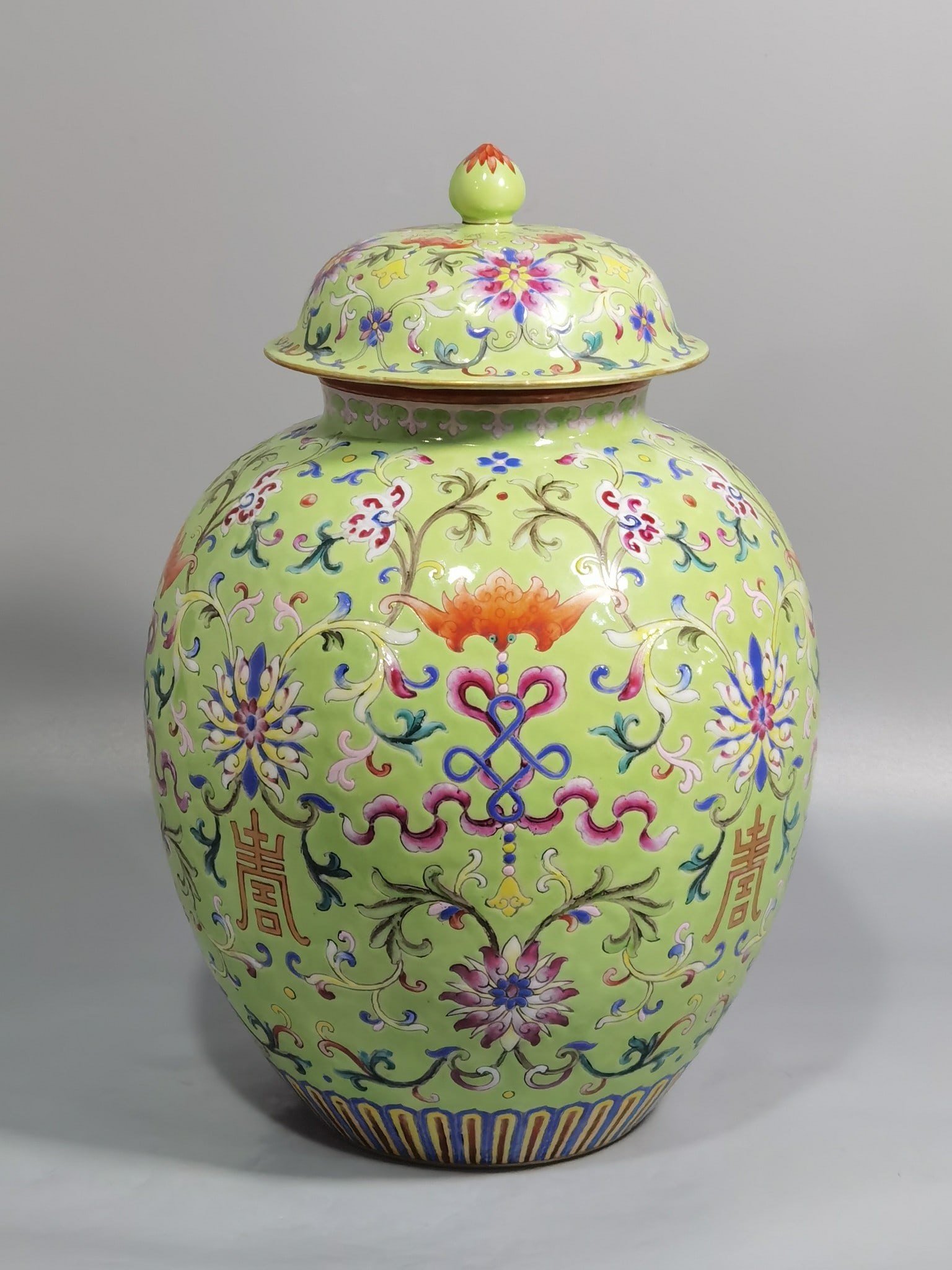 A Chinese Green Ground Famille-Rose Porcelain Jar with Lid: A Chinese Green Ground Famille-Rose Porcelain Jar with Lid. Ht. 28.5cm, Diam. 9.6cm, Diam. 20cm