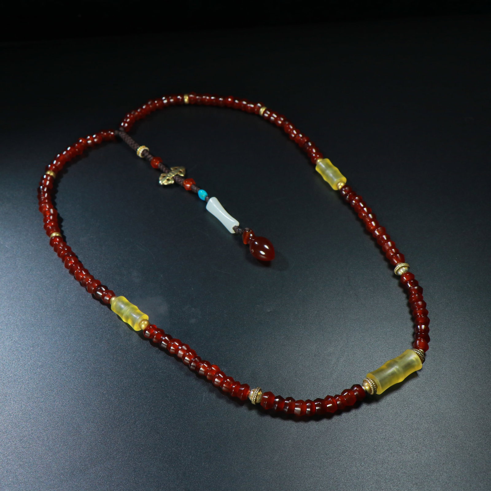 A Set of Chinese Carved Agate Necklace Chaozhu: A Set of Chinese Carved Agate Necklace Chaozhu. Lg. 2.7cm, Diam. 1.2cm, Th. 0.8cm, Wt. 83g