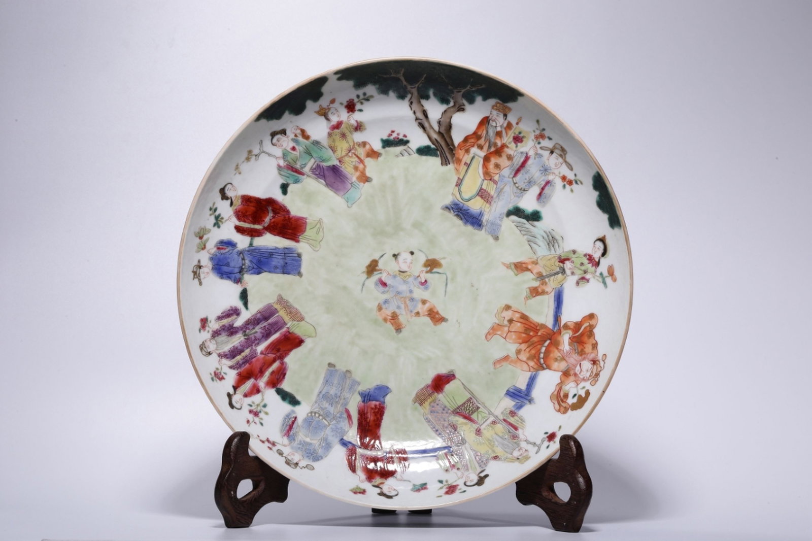 A Chinese Famille-Rose Porcelain Plate: A Chinese Famille-Rose Porcelain Plate. Ht. 4.8cm, Diam. 25.3cm, Wt. 749g