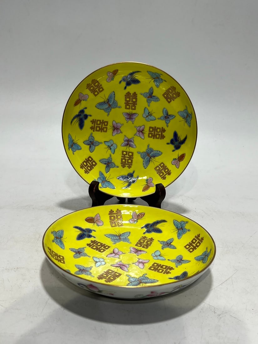 A Pair of Chinese Yellow Ground Famille-Rose Porcelain Plates: A Pair of Chinese Yellow Ground Famille-Rose Porcelain Plates. Diam. 14cm