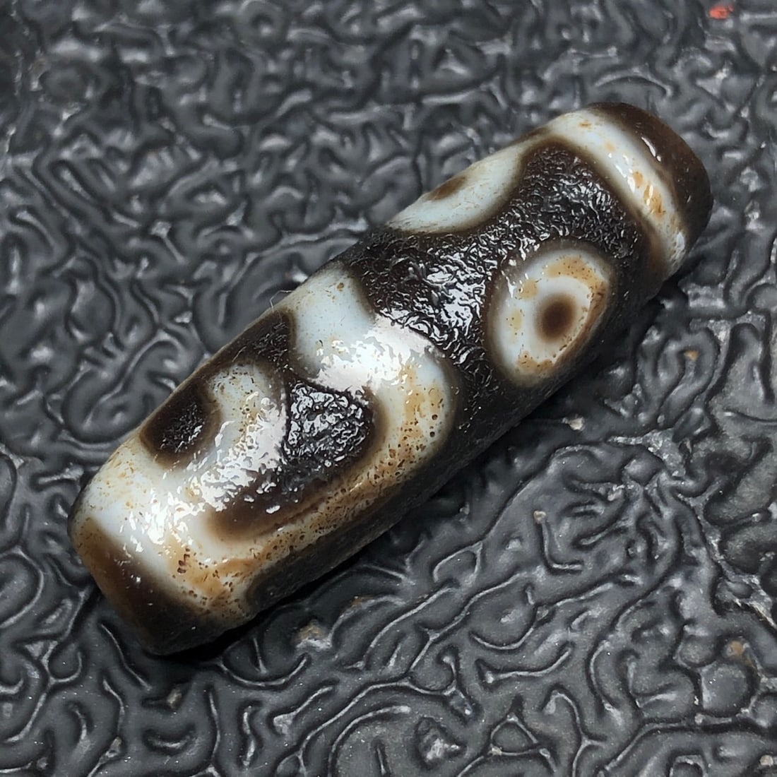 A Chinese Carved Agate DZI Bead with Bronze Figure of Buddha (1 of 9)