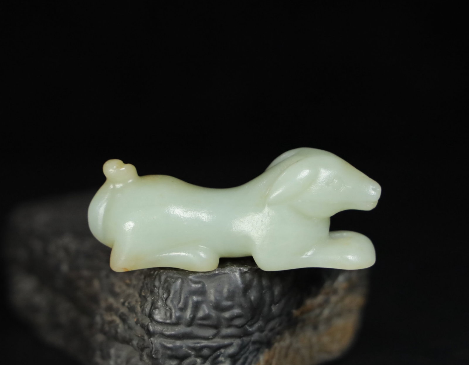 A Chinese Carved Jade Dog Statuette (1 of 9)