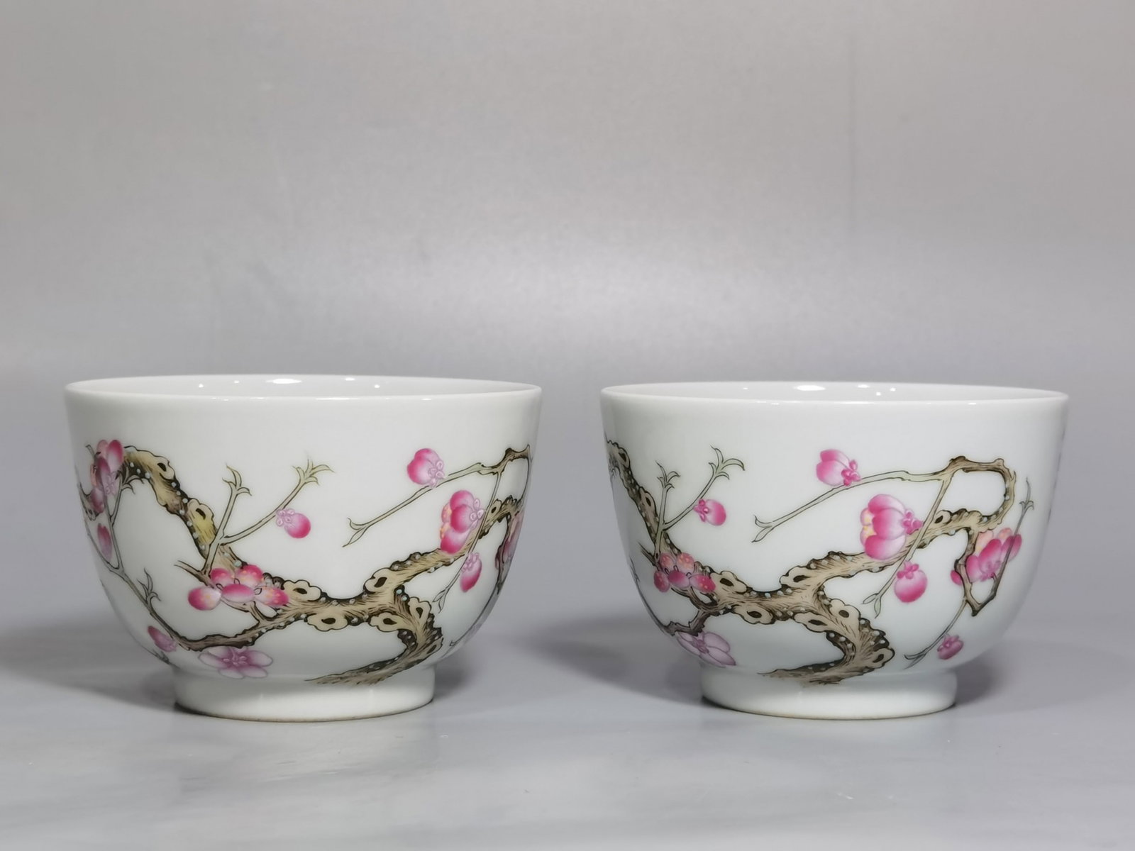 A Pair of Chinese Famille-Rose Porcelain Cups (1 of 8)