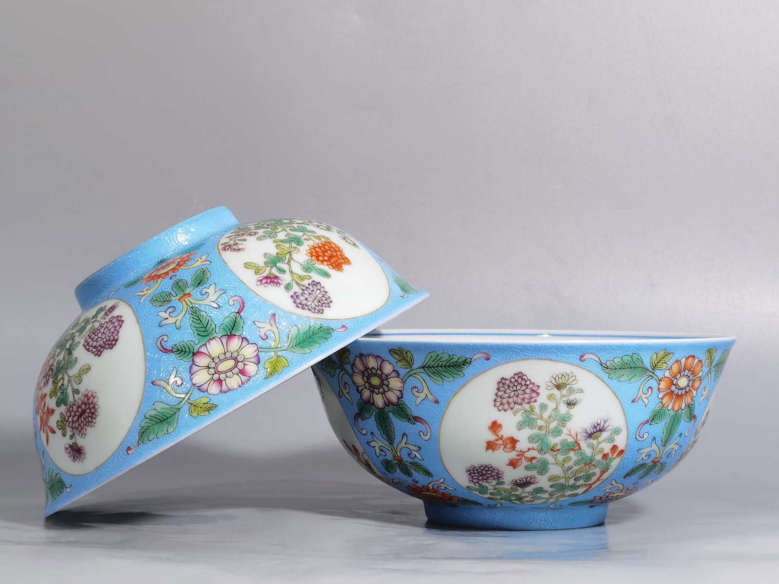 A Pair of Chinese Famille-Rose Porcelain Bowls: A Pair of Chinese Famille-Rose Porcelain Bowls. Diam. 15.2cm, Ht. 6.5cm