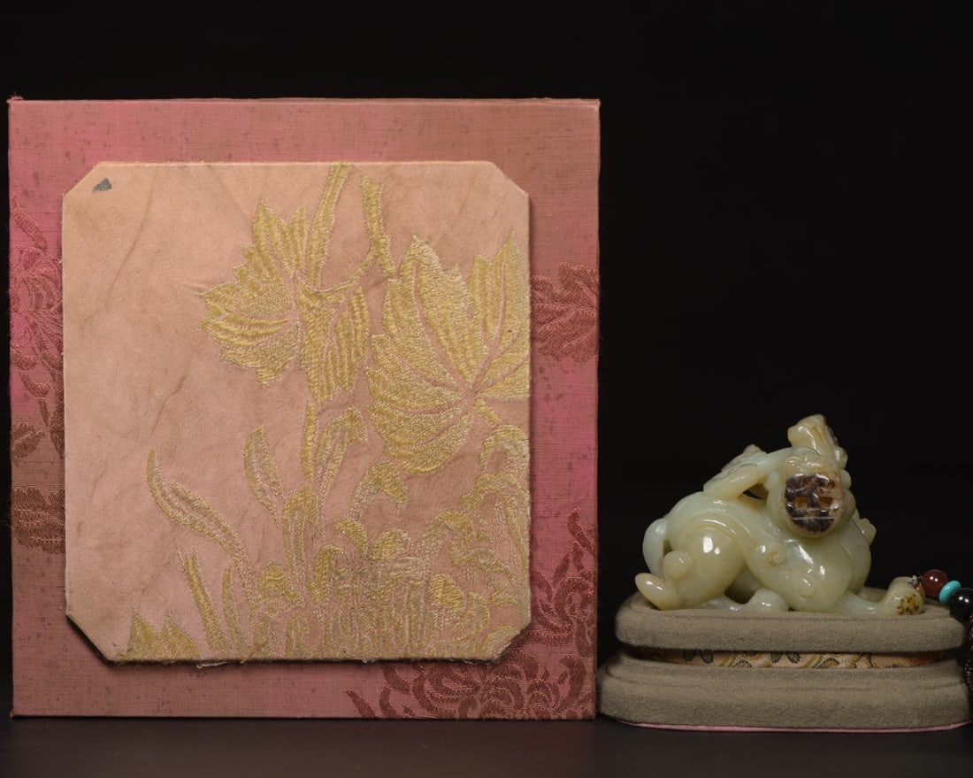 A Chinese Carved Jade Dragons Statuette (1 of 9)