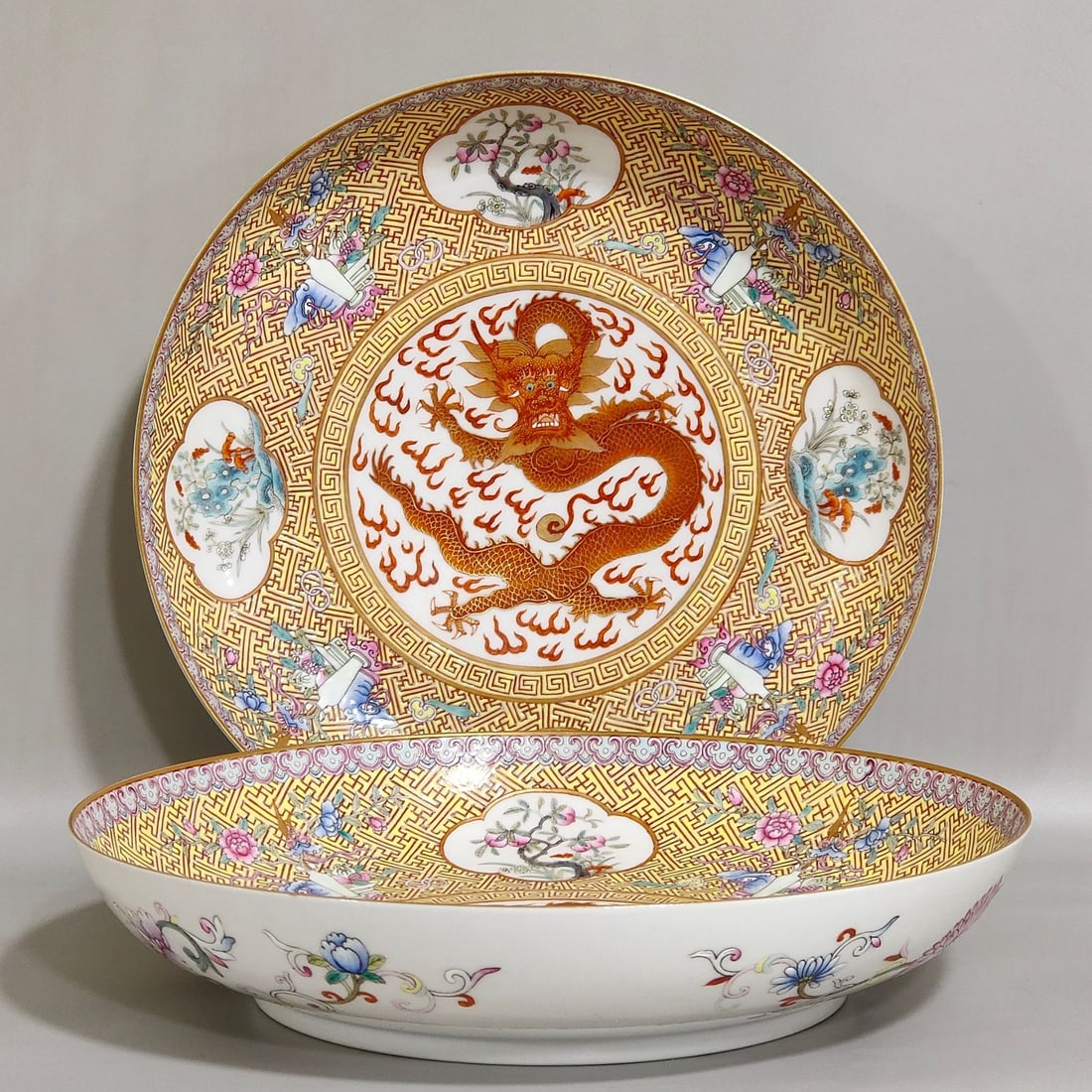 A Pair of Chinese Famille-Rose Porcelain Plates: A Pair of Chinese Famille-Rose Porcelain Plates. Ht. 4.2cm, Diam. 20.5cm