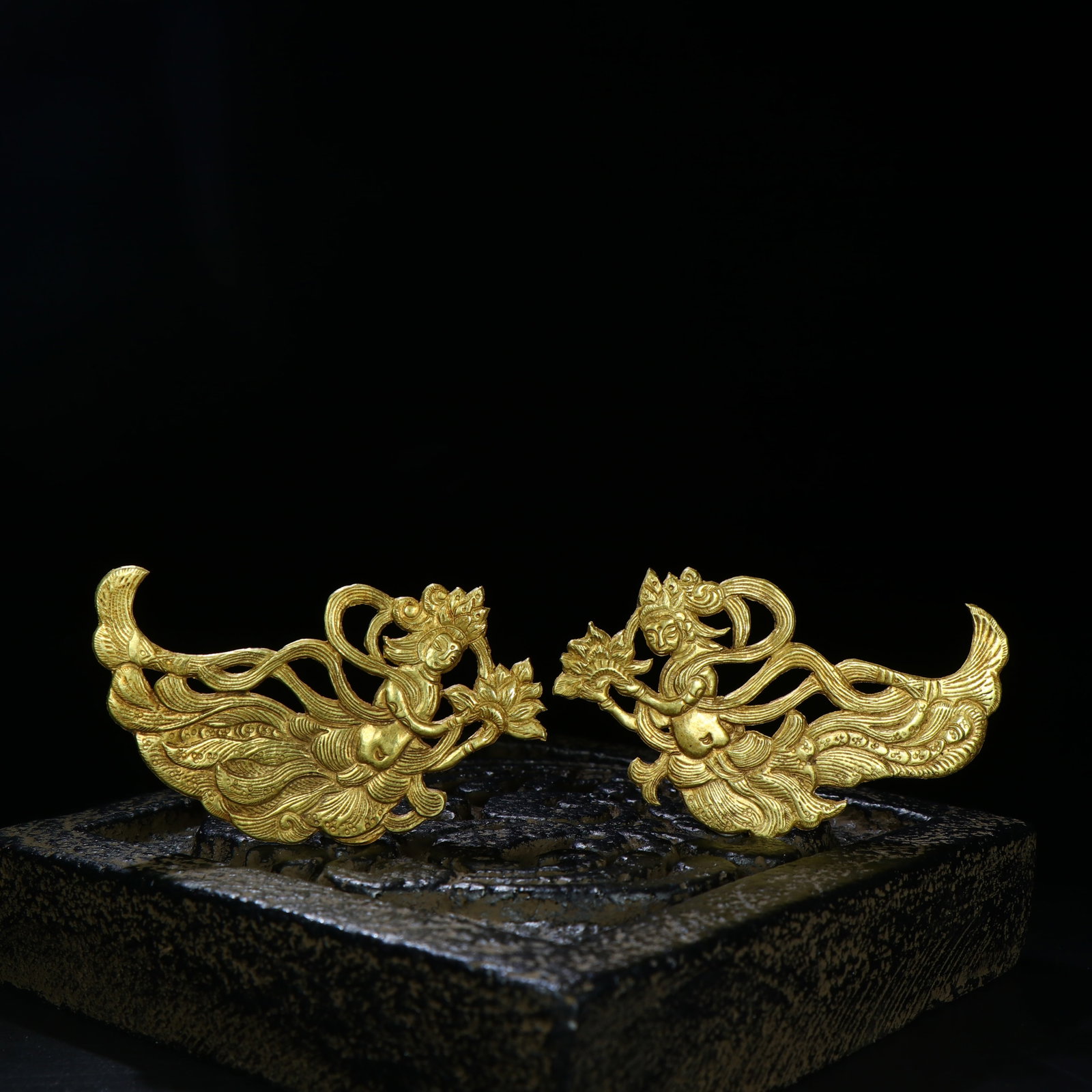 A Pair of Chinese Gold Figures of Buddha: A Pair of Chinese Gold Figures of Buddha. Ht. 7.5cm, Wd. 4.6cm, Wt. 12g, 70%