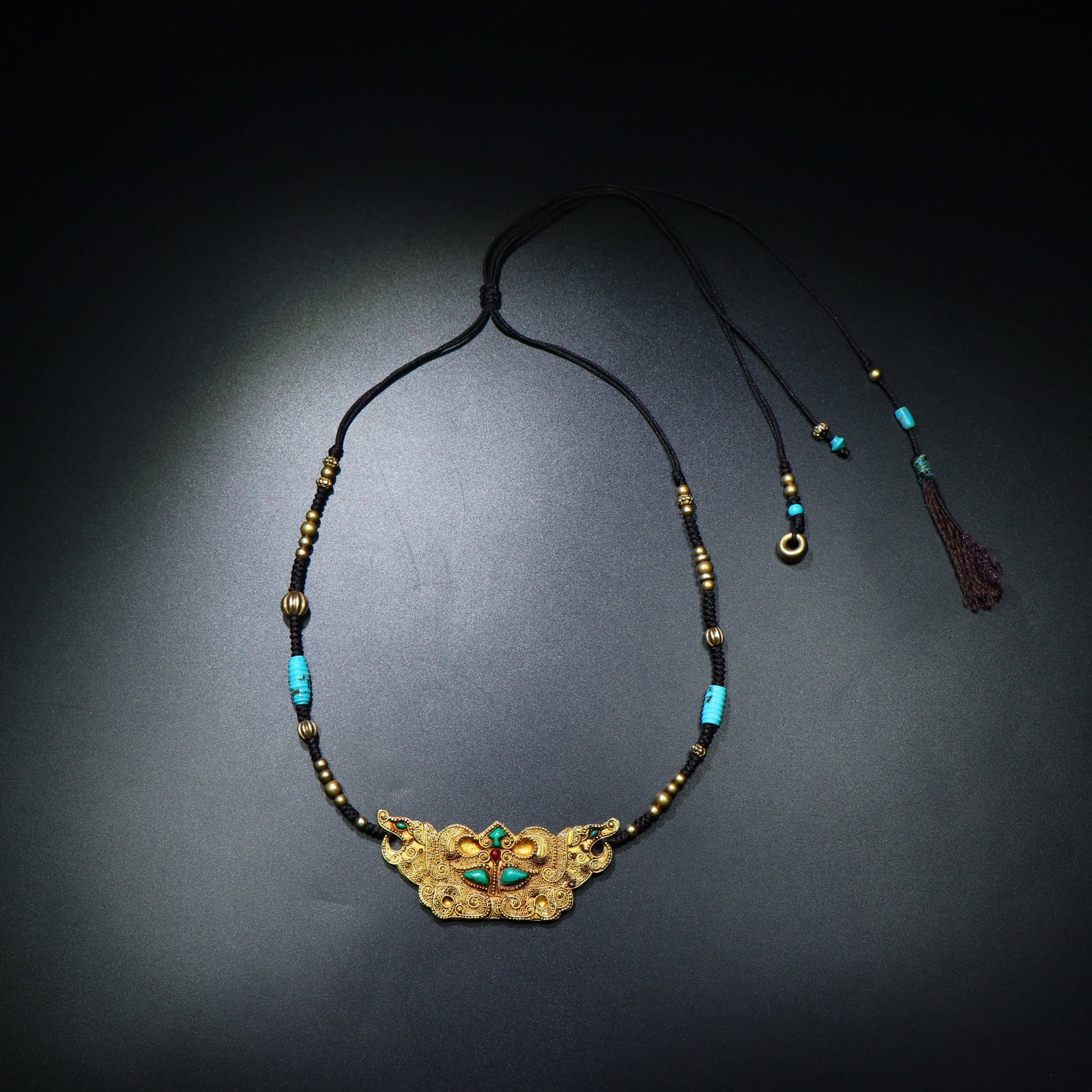 A Set of Chinese Gold Foo-Dog Pendant and Carved Turquoise Beads Necklace: A Set of Chinese Gold Foo-Dog Pendant and Carved Turquoise Beads Necklace. Lg. 6.7cm, Wd. 2.5cm, Wt. 28g, 70%