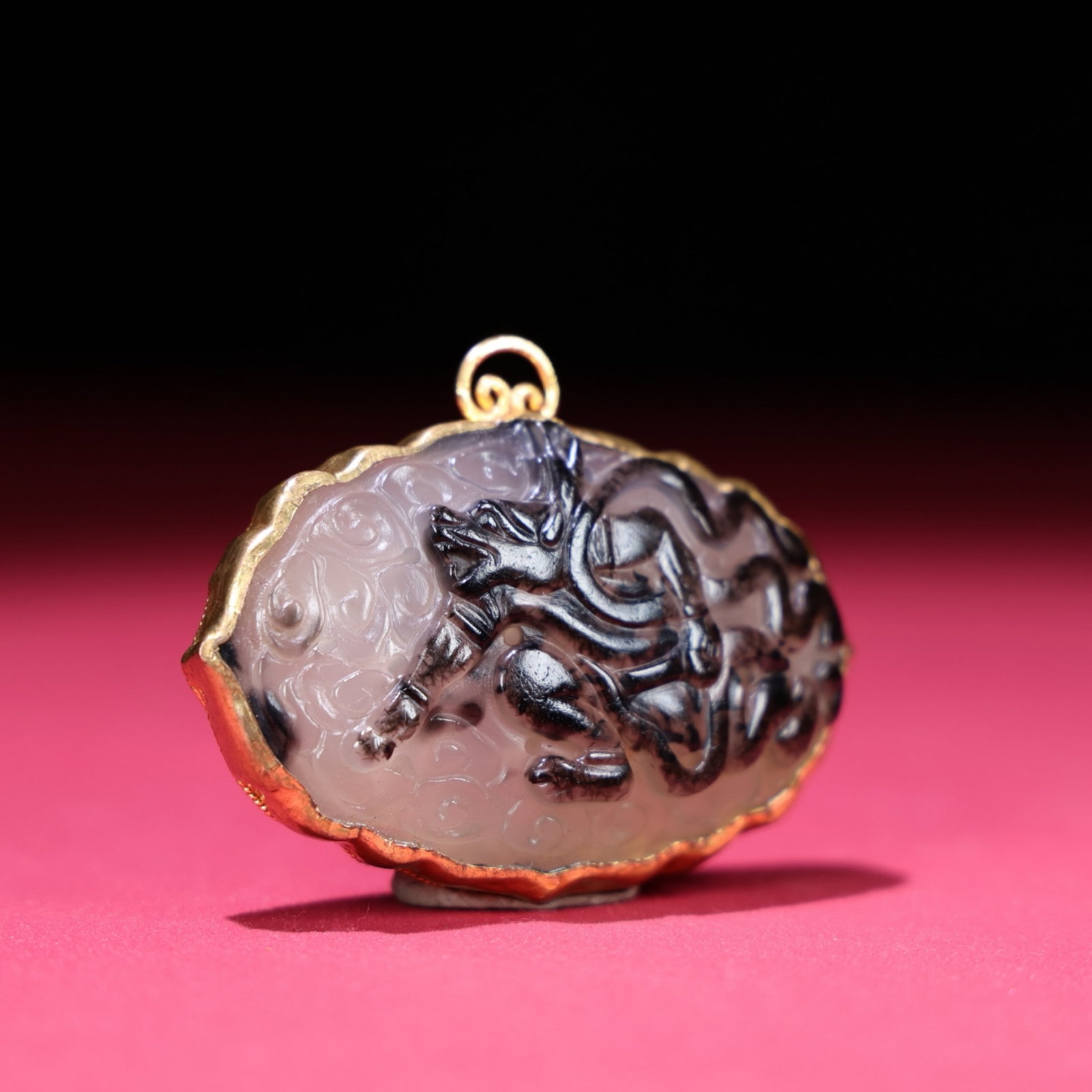 A Chinese Carved Agate Foo-Dog Pendant (1 of 9)