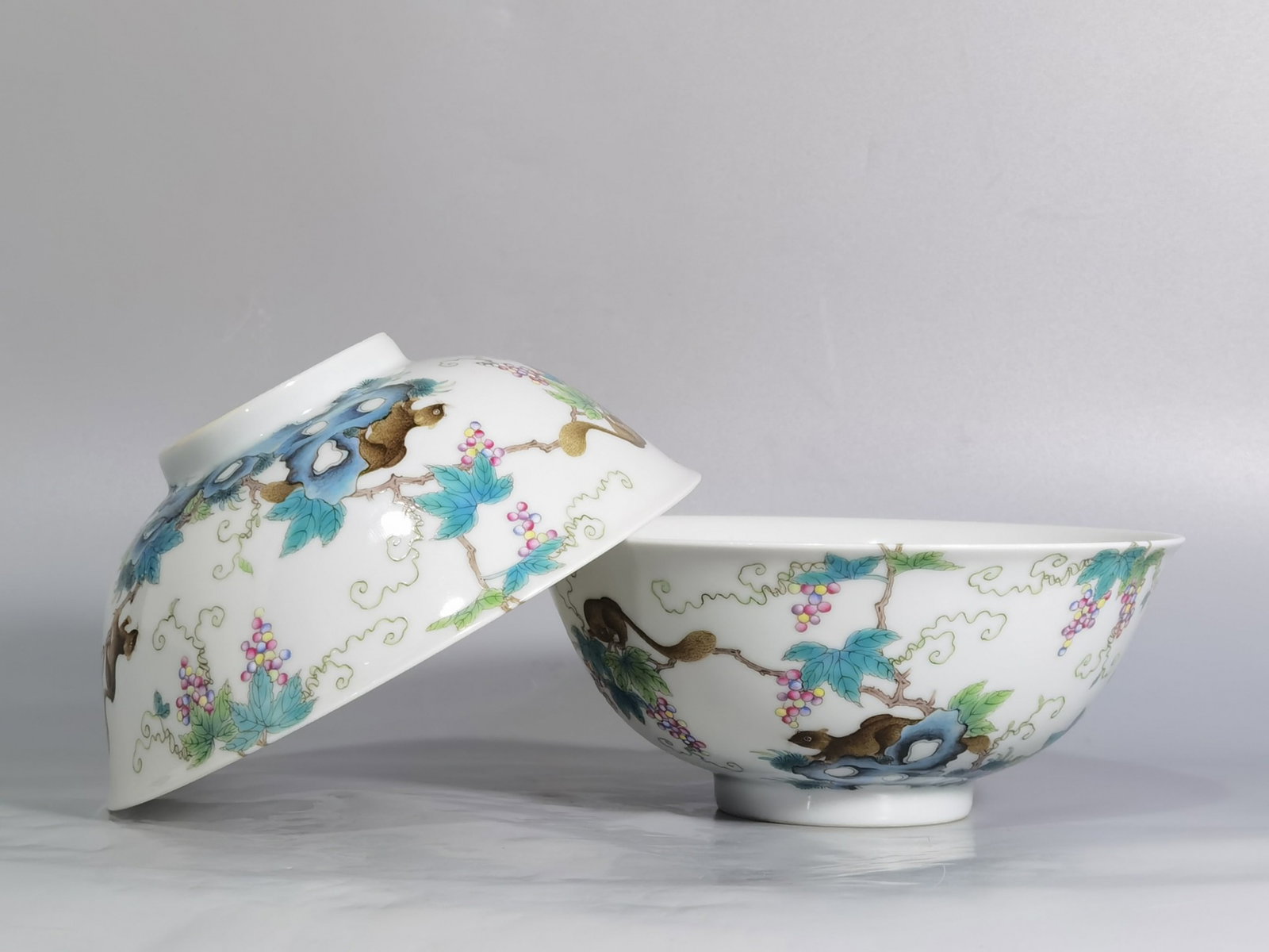 A Pair of Chinese Famille-Rose Porcelain Bowls (1 of 9)