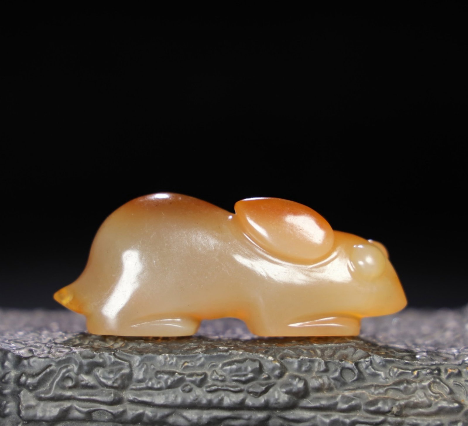 A Chinese Carved Agate Rabbit Statuette (1 of 9)