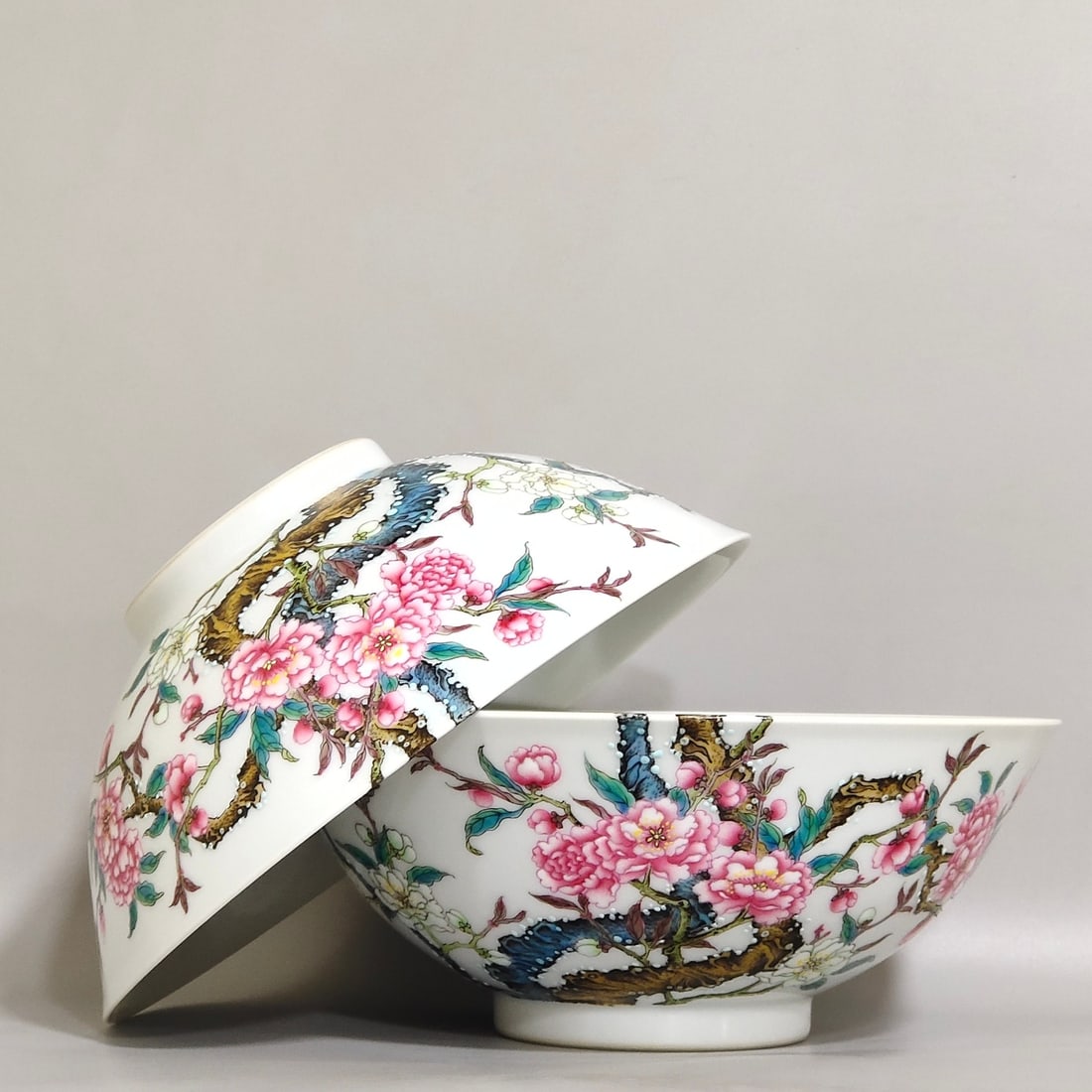 A Pair of Chinese Famille-Rose Porcelain Bowls (1 of 6)