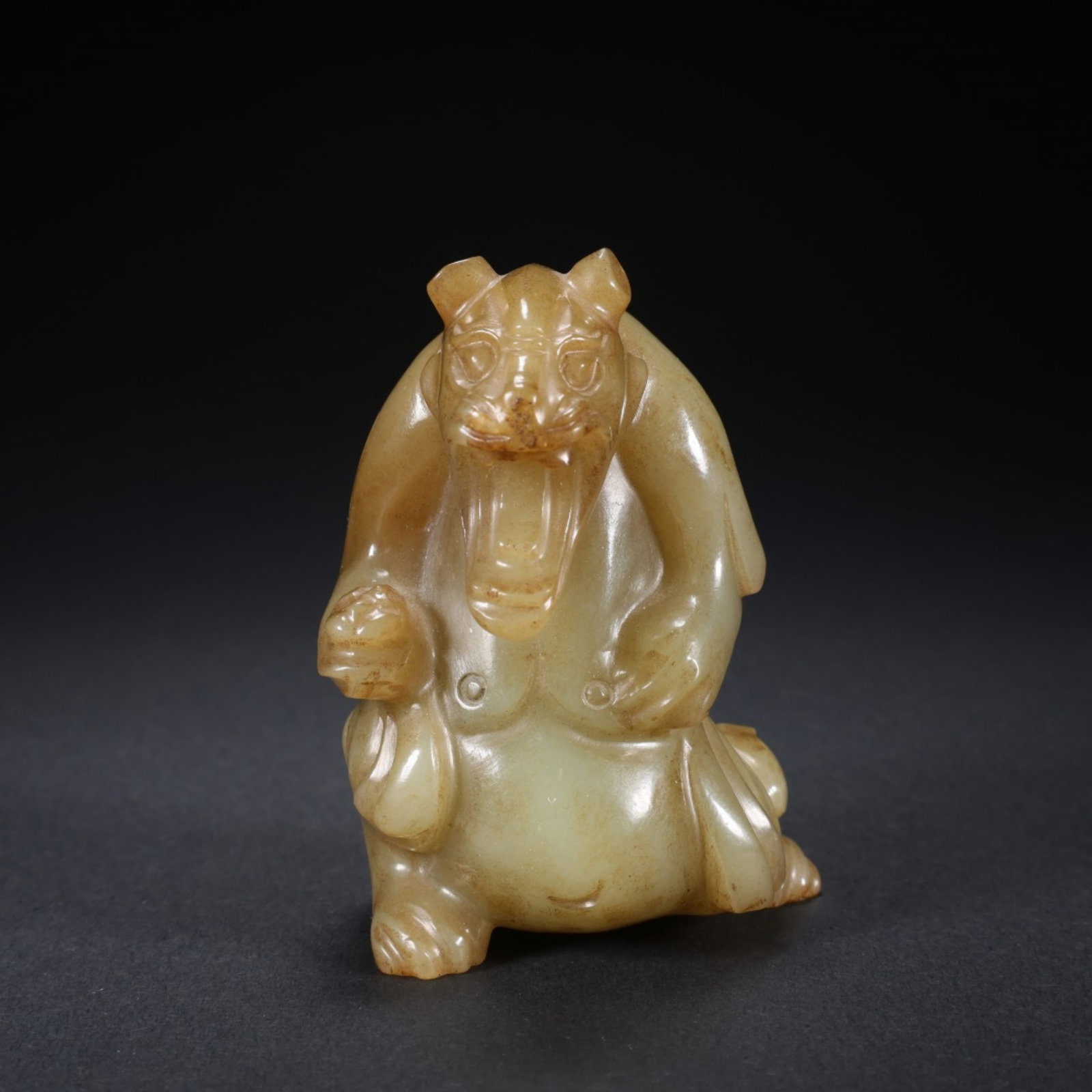 A Chinese Carved Jade Bear Statuette (1 of 9)