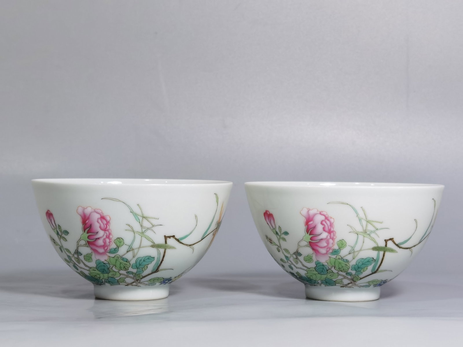 A Pair of Chinese Enamel Glazed Porcelain Bowls (1 of 9)
