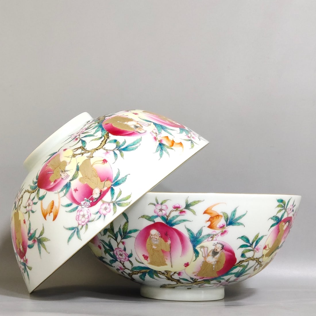 A Pair of Chinese Famille-Rose Porcelain Bowls (1 of 9)