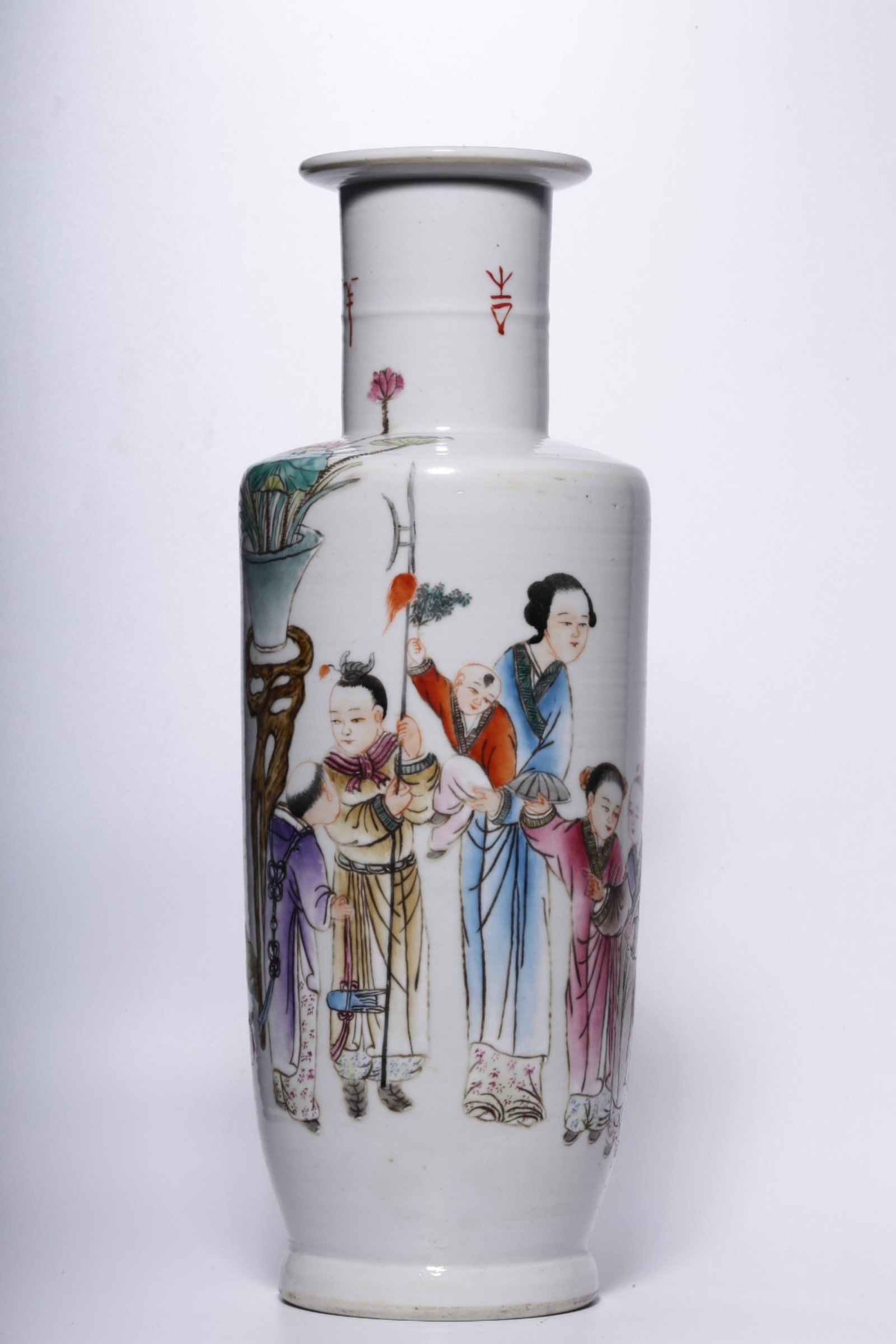 A Chinese Famille-Rose Porcelain Vase: A Chinese Famille-Rose Porcelain Vase. Ht. 30.8cm, Diam. 11.5cm, Wt. 897g