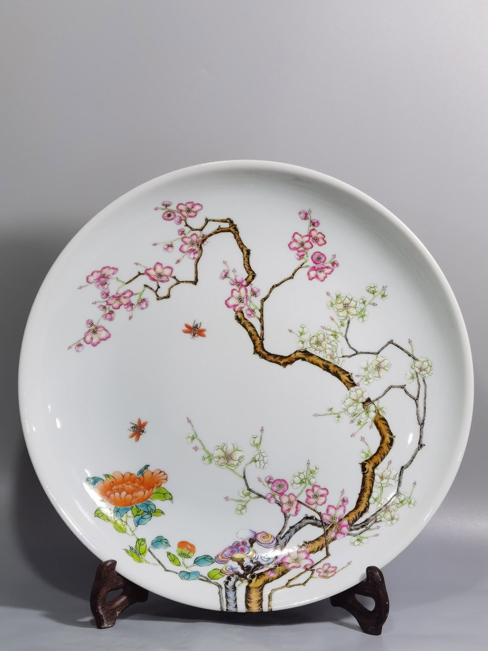 A Chinese Famille-Rose Porcelain Plate (1 of 9)