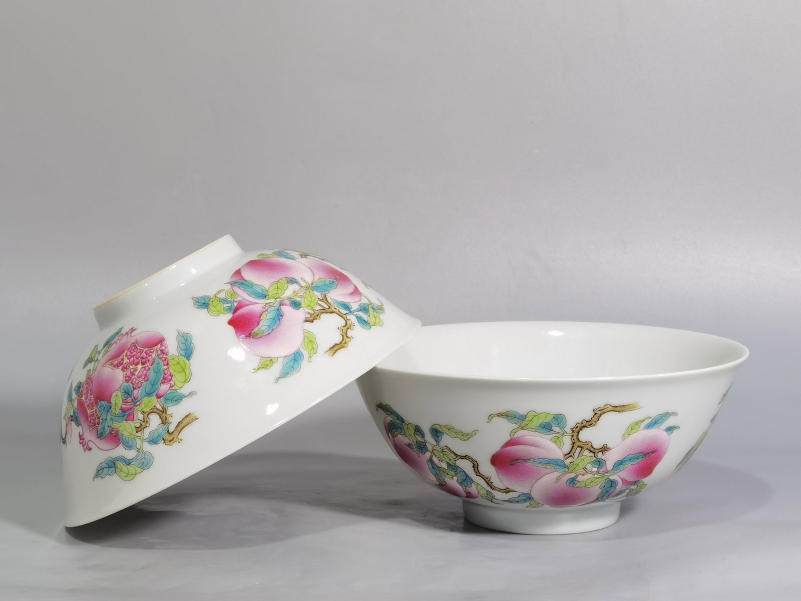 A Pair of Chinese Famille-Rose Porcelain Bowls (1 of 9)