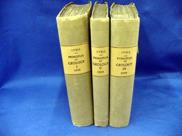 Lyell, Charles, Principles of Geology Bei: Lyell, Charles, Principles of Geology Being an Attempt to Explain the Former Changes of the Earths Surface, by Reference to Causes Now in Operation, London, John Murray, 1832-1833. 3 Volumes Second Ed