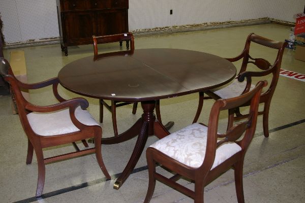 Modern Quality Mahogany duncan phyfe style dining: Modern Quality Mahogany duncan phyfe style dining table with leaves