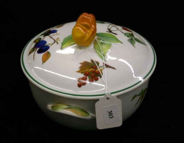 Evesham Covered Casserole: Measures 7 D"