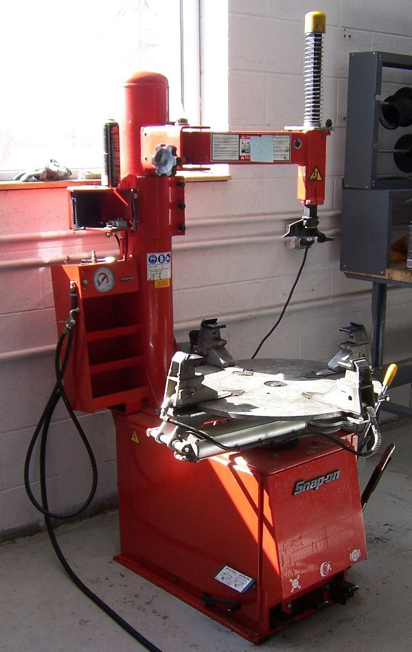 4002 SnapOn Motorcycle Tire Changing Machine