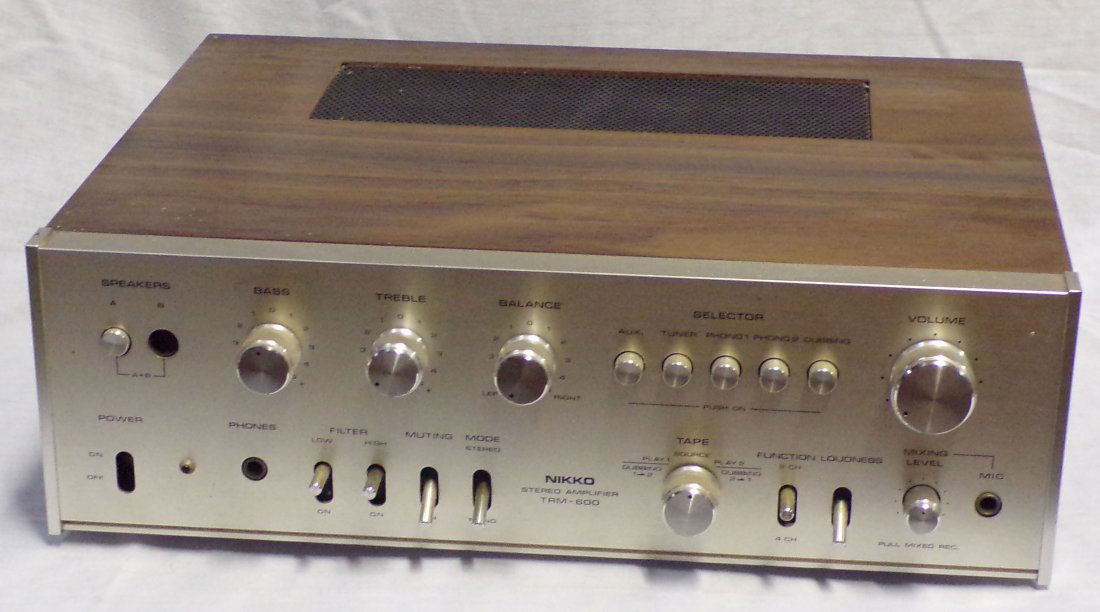 Nikko Stereo Amplifier (1 of 7)