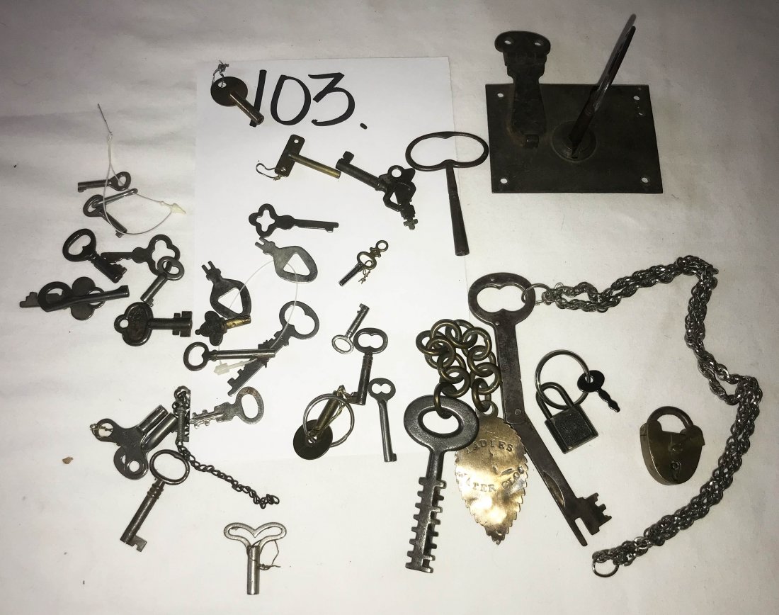 FURNITURE, ACCESSORIES, COUNTRY COLLECTIBLES, TOYS,: Tray grouping of antique/collectible keys and locks