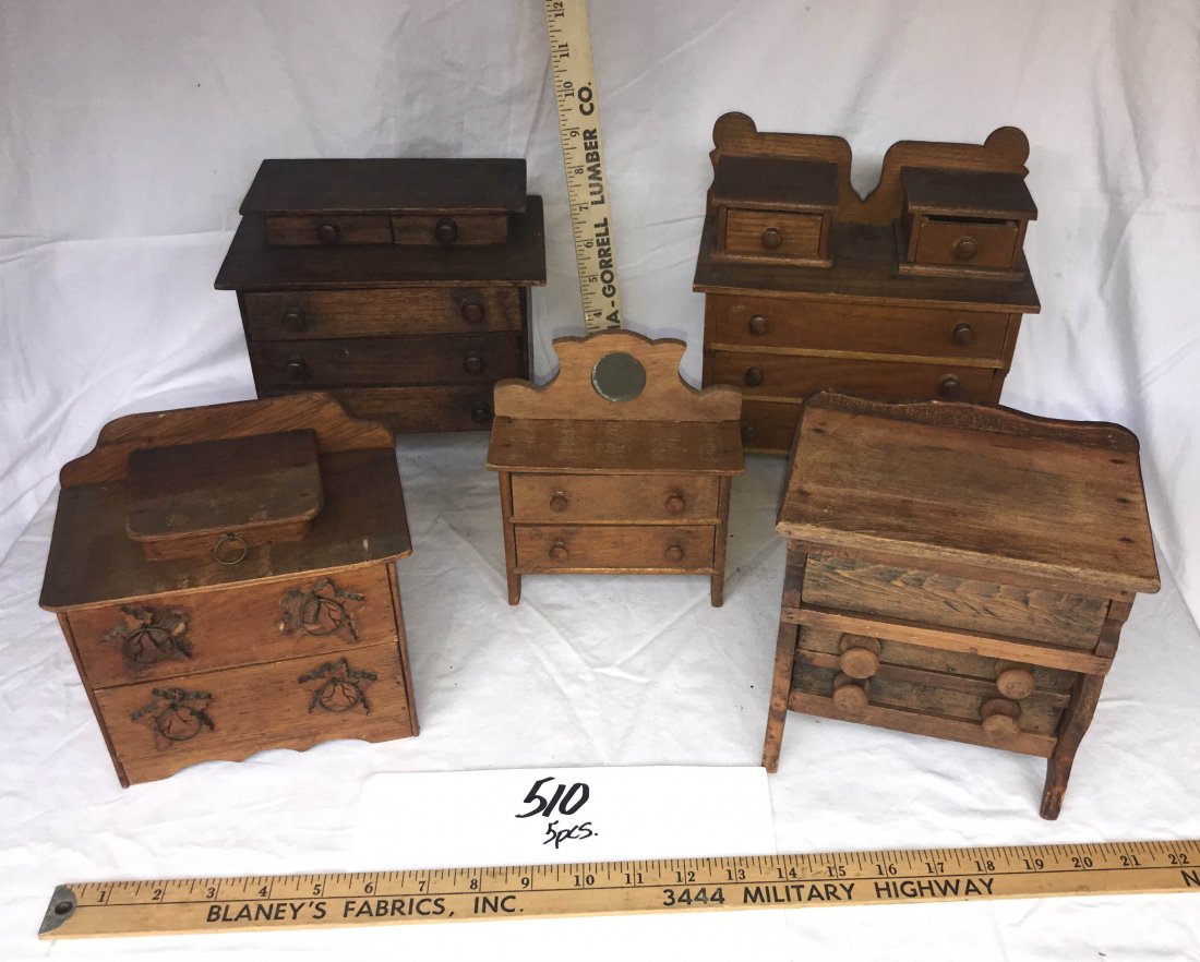 DOLLHOUSES, DOLLS, MINIATURES: Grouping of (5) boxwood Victorian oak and country bedroom pcs: stepdown 3 drawer walnut color dresser, tack on drawer front; oak stepdown dresser w/wood pulls; small oak 2 drawer dresser w/splashback;