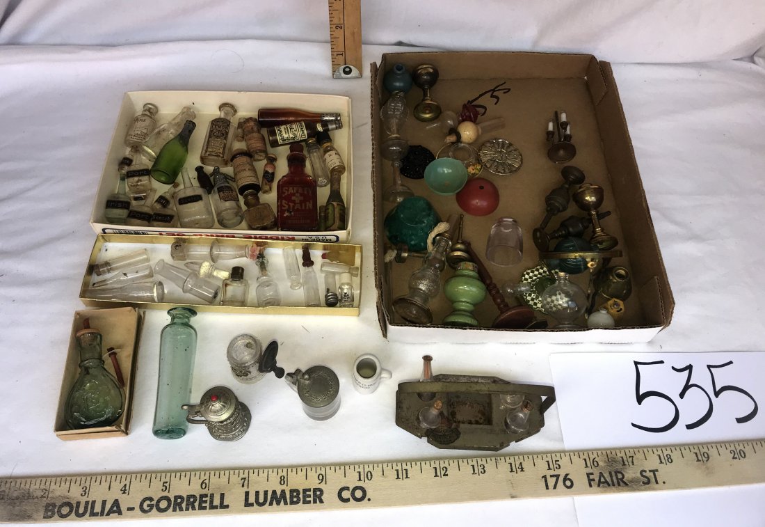 DOLLHOUSES, DOLLS, MINIATURES: Grouping of miniatures: selection of bottles w/advertising; liquor, lemon extract, toilet water, seltzer, Colgate, Splendor, smelling salts, drug store products and mini glass steins, atomized-damaged