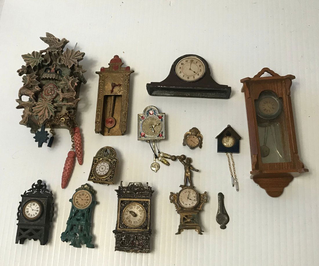 DOLLHOUSE, DOLLS, MINIATURES: Group of 12 dollhouse of metal and wood clocks: cuckoo, mantel, regulator, wag on the wall, tambour