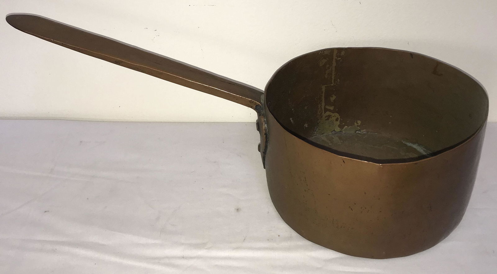 Vintage Copper Pot: Vintage copper pot w/handle, dovetailed construction, applied handle w/heart shaped design; 5 3/8" T x 9" diameter; handle 11 1/4" L