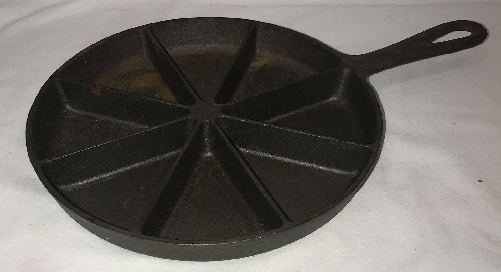 Cast Iron Corn Bread Skillet (1 of 3)
