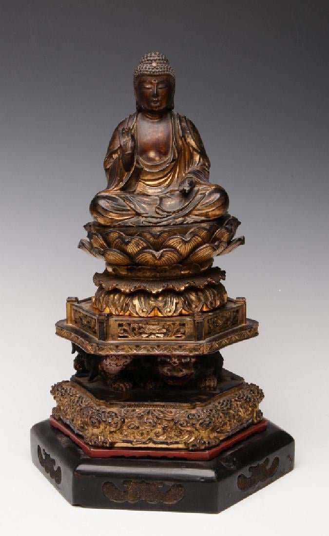 AN 18TH CENTURY JAPANESE FIGURE OF BUDDHA (1 of 10)