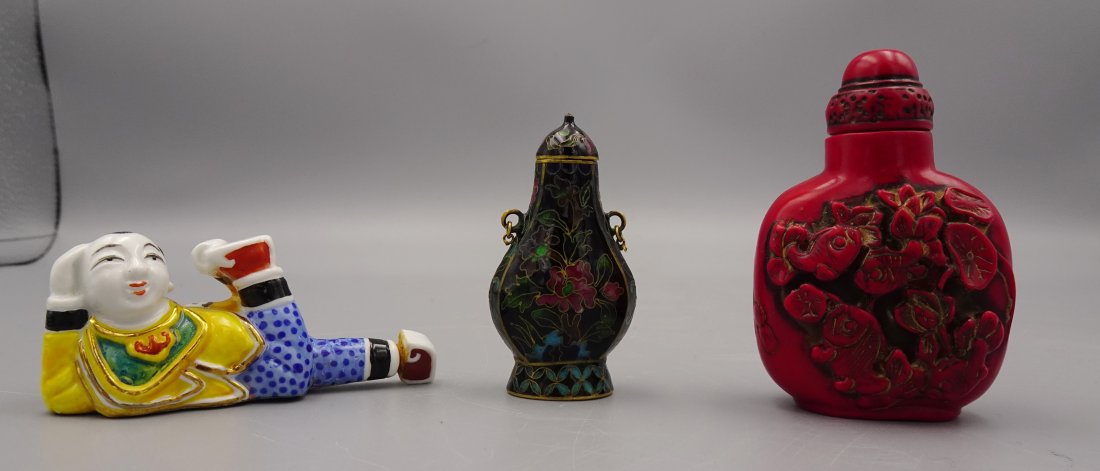 LOT OF THREE CHINESE SNUFF BOTTLES  CLOISONNE PORCELAIN (1 of 15)