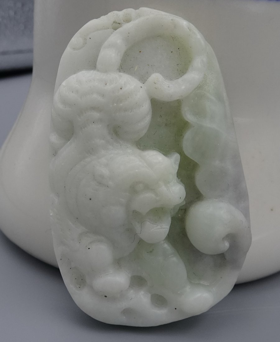 VINTAGE CHINESE HAND CARVED JADE TIGER PENDANT (1 of 7)