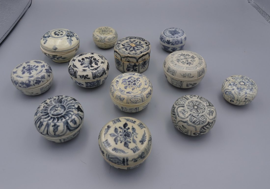 ANTIQUE LOT OF BLUE WHITE CHINESE PASTE BOX (1 of 14)