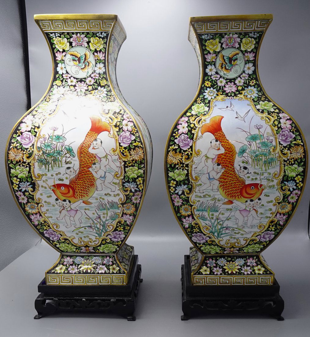 ANTIQUE PAIR OF CHINESE FAMILLE ROSE ENAMEL VASES (1 of 12)