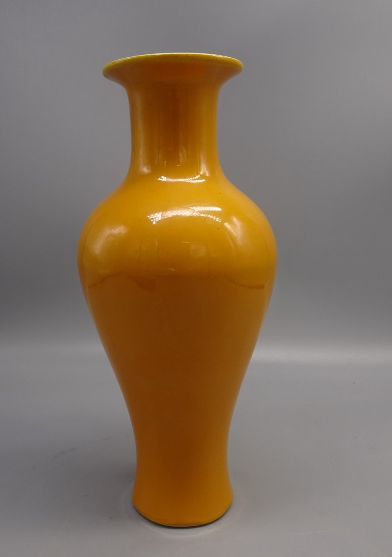 IMPERIAL CHINESE YELLOW VASE (1 of 6)