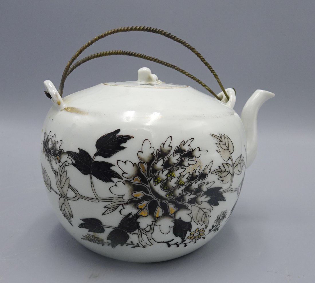 ANTIQUE CHINESE PORCELAIN TEAPOT SIGNED (1 of 11)