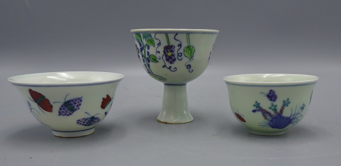 THREE PORCELAIN CHINESE CUPS (1 of 8)