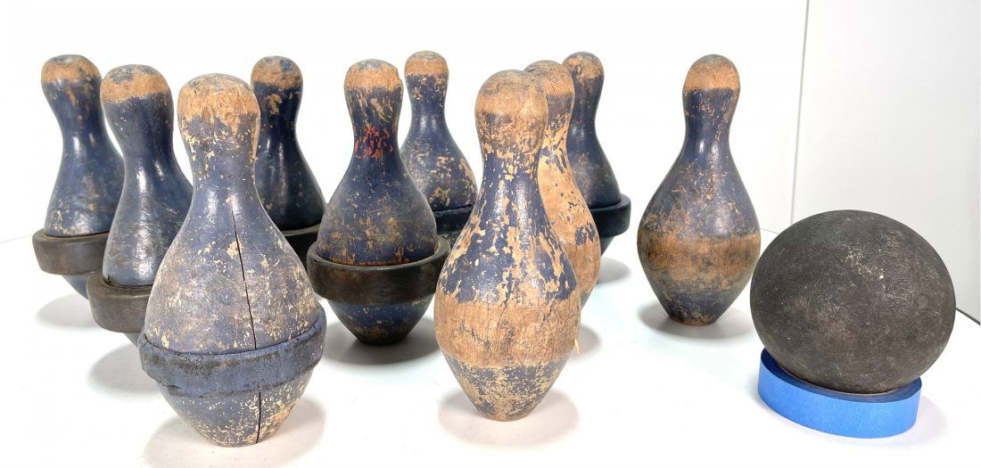 ANTIQUE LAWN SKITTLES OR BOWLING BOWL SET 10 PINS (1 of 8)