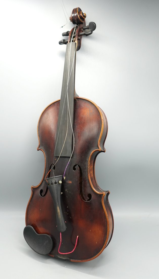 ANTIQUE GERMAN VIOLINS WITH CASE AND BOW MARKNEUKIRCHEN 1921 (1 of 13)
