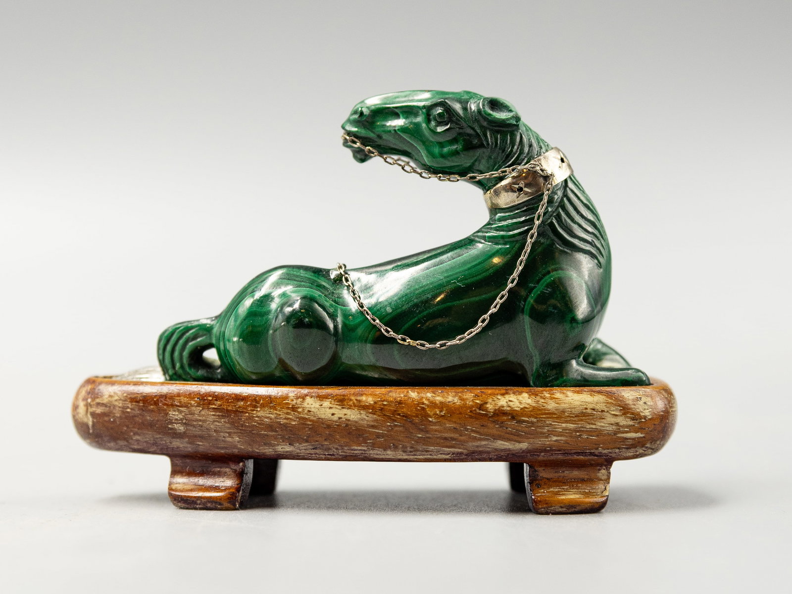 VINTAGE CHINESE MALACHITE & SILVER  STONE STATUE SCULPTURE ON FITTED STAND (1 of 9)