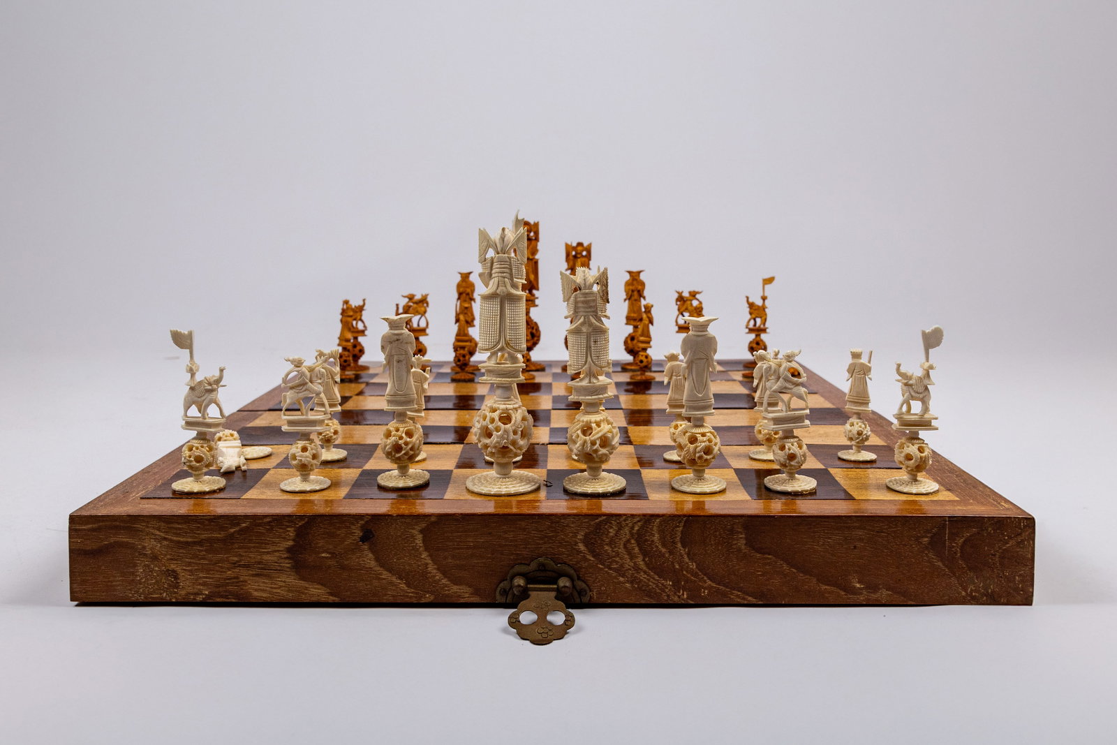 VINTAGE  CHINESE HAND CARVED CASED CHESS SET (1 of 8)