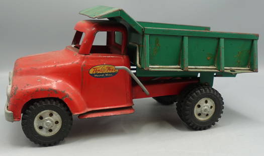 VINTAGE 1950s TONKA TOYS MOUND MINN. PRESSED STEEL DUMP TRUCK: Vintage 1950’s Tonka Toys Mound Minn. Pressed Steel Dump Truck Red Green as seen-Whells all work well dump bar works properly has wear as seen-has original label on doorALL MEDIUM AND SMALL ITEMS AR