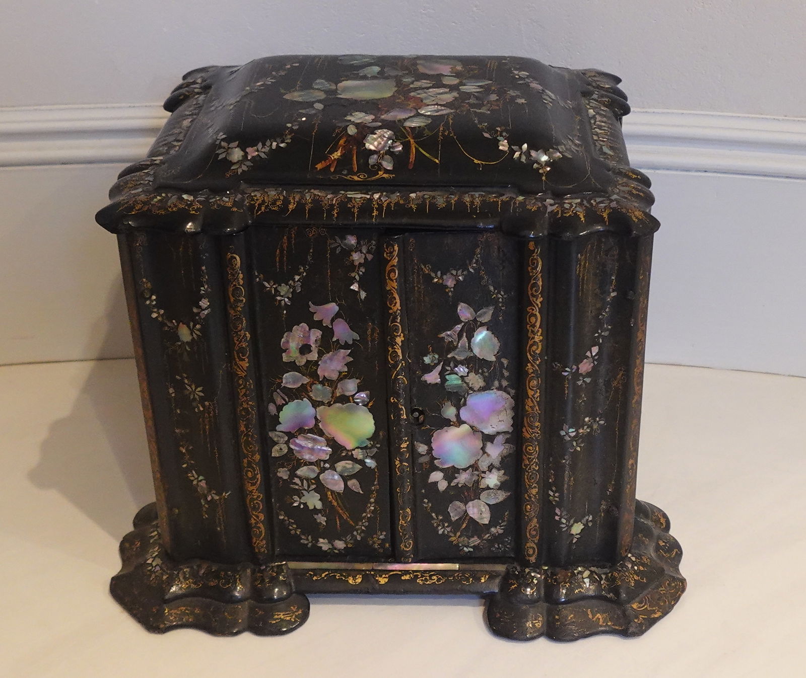 ENGLISH VICTORIAN MOTHER OF PEARL INLAID PAPIER MACHE LACQUER JEWELRY SEWING BOX CABINET (1 of 17)