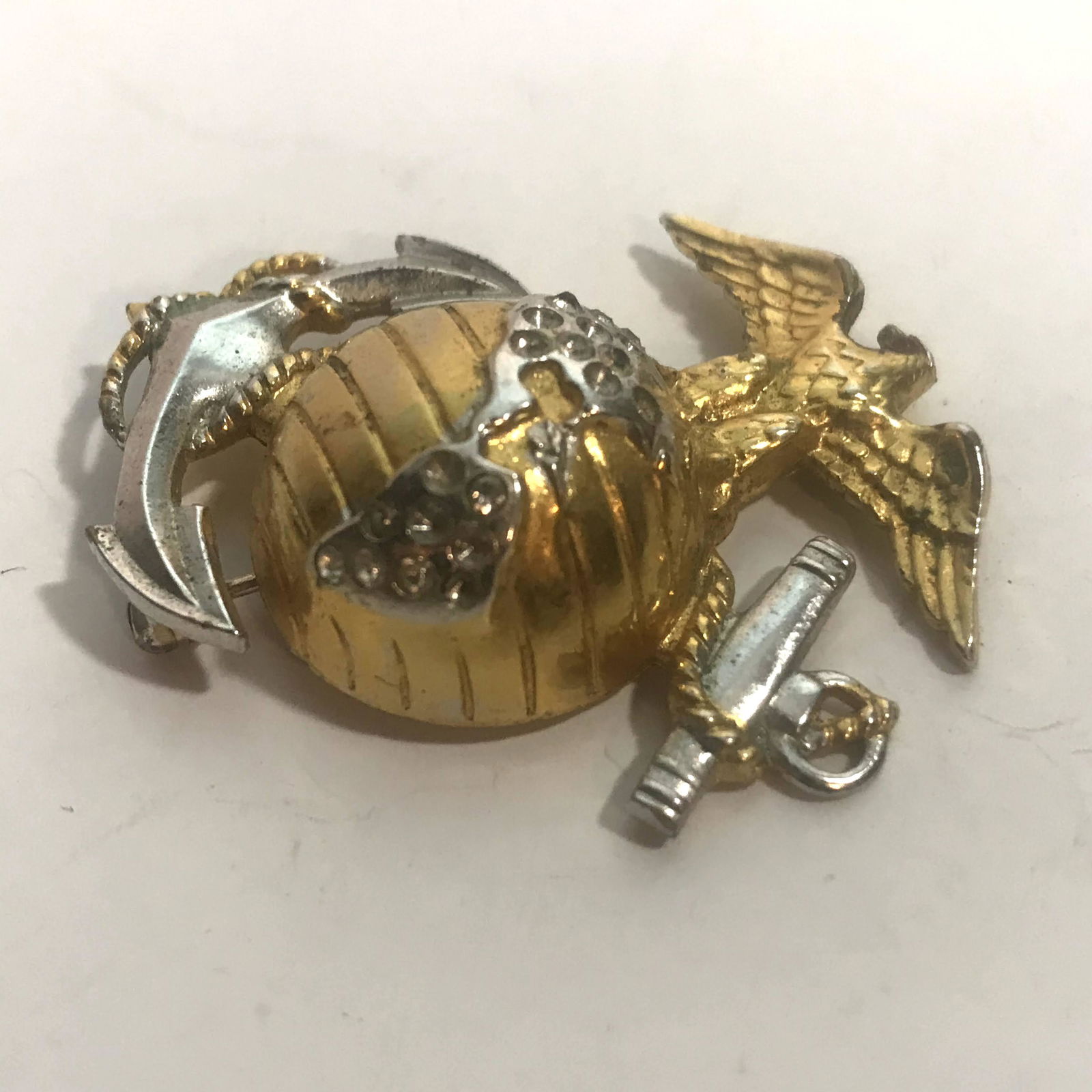 WW2 USMC Officer Eagle Anchor Badge Insignia: WW2 USMC Marine Officer H-H Gold Eagle Globe Anchor Badge Insignia Please view all photos as they are part of the description and condition of this Item, Feel free to contact me with questions or pict