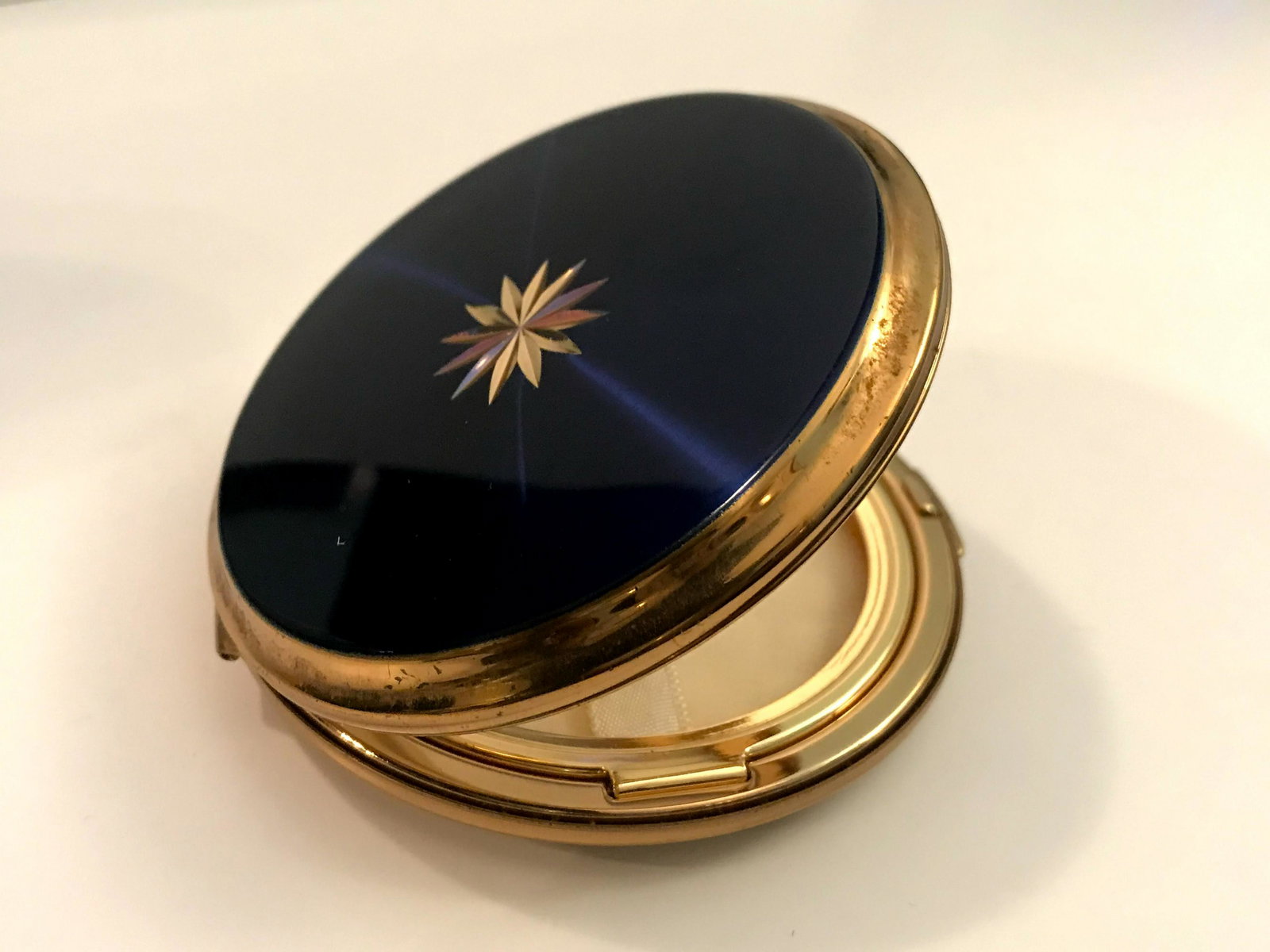 Stratton Gold Tone Mirror Powder Compact: Vintage Stratton England Gold Tone Mirror Powder Compact Please view all photos as they are part of the description and condition of this Item, Feel free to contact me with questions or picture reques